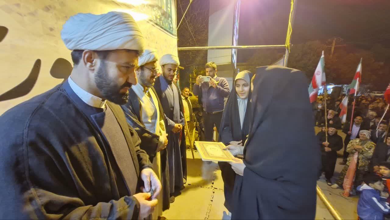 تجلیل از بانوی حافظ قرآن کریم در اجتماع شبانه شهرستان دلفان